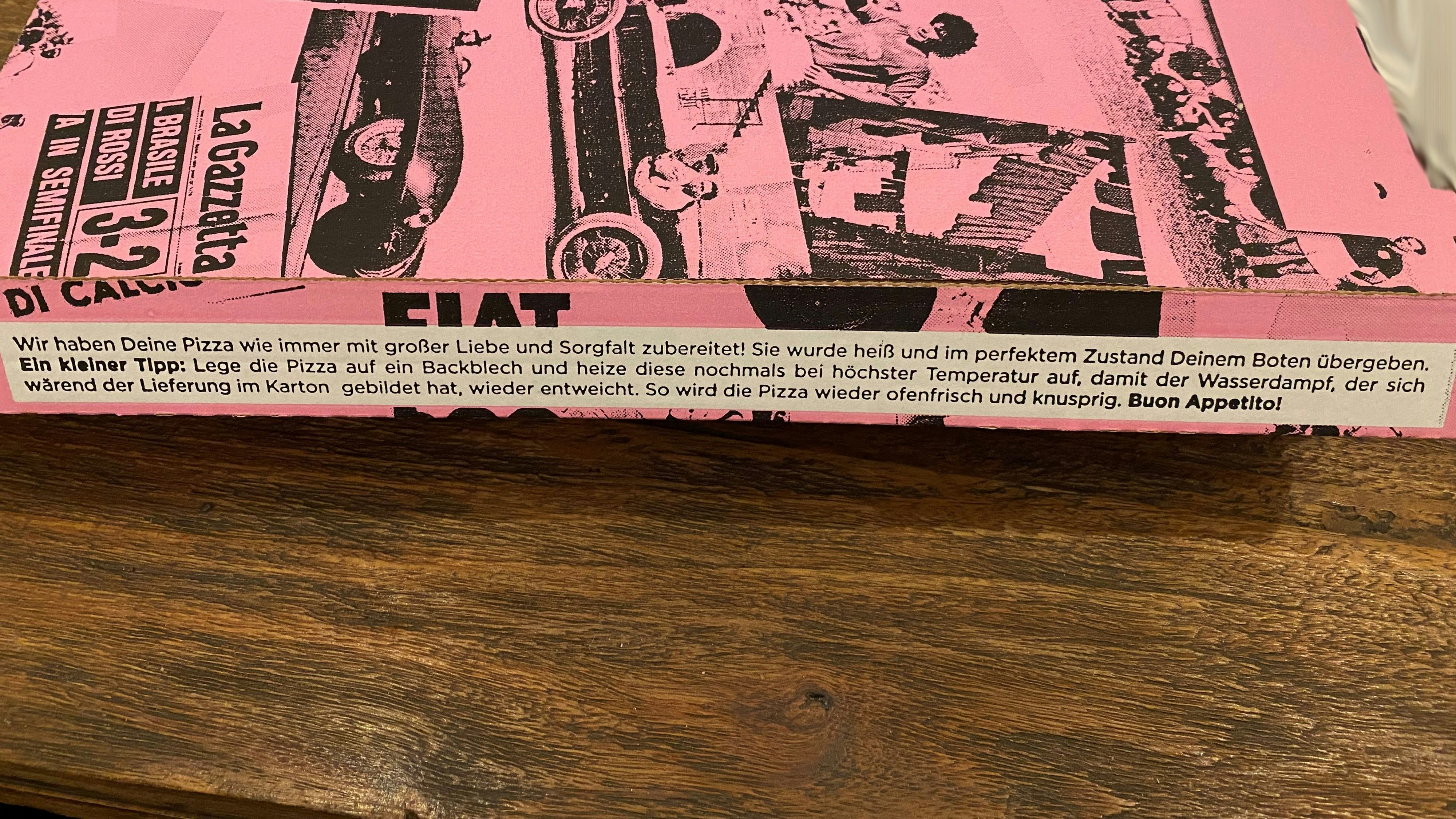 Auf dem Karton ist angemerkt, dass die Pizza noch einmal in den Ofen soll.