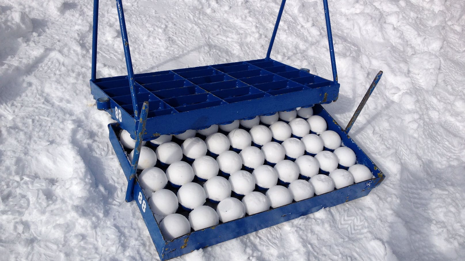 Jedes Team erhält 90 genormte Schneebälle, die mit einer speziellen Maschine aus Finnland hergestellt werden.