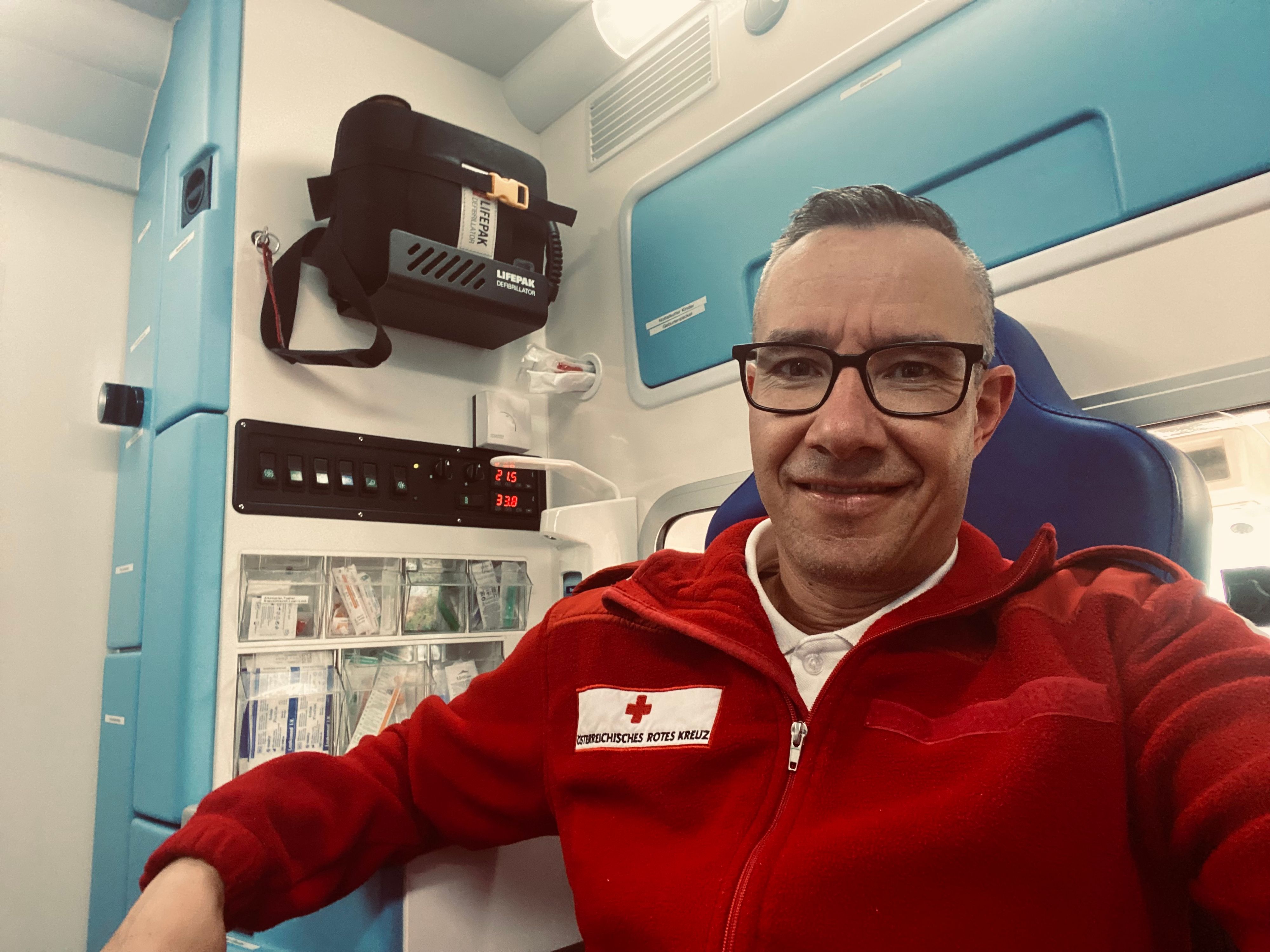 Thomas S. (46) engangiert sich neben seinem Beruf als evangelischer Pfarrer auch als freiwilliger Rettungssanitäter beim Roten Kreuz Oberösterreich