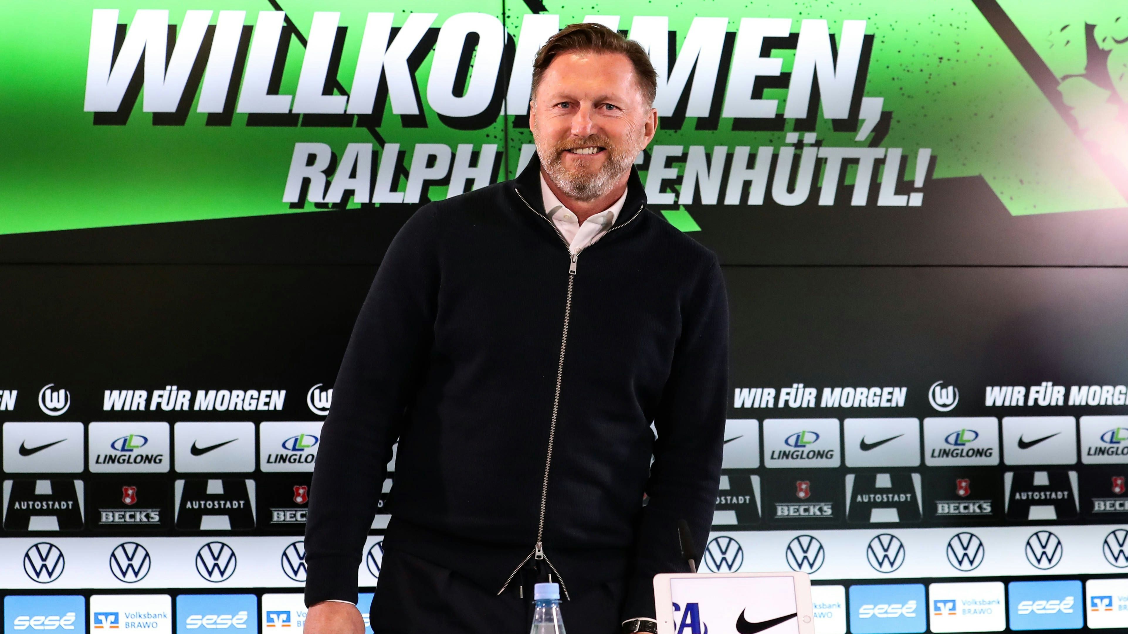 Trainer Ralph Hasenhüttl VfL Wolfsburg - 1. Fussball Bundesliga Saison 2023-2024 Pressekonferenz VfL Wolfsburg in der Volkswagen Arena in Wolfsburg zur Vorstellung von Trainer Ralph Hasenhüttl - Fussball,Deutschland,Mann,Männer,18.03.2024 *** Coach Ralph Hasenhüttl VfL Wolfsburg 1 Football Bundesliga Season 2023 2024 Press conference VfL Wolfsburg at the Volkswagen Arena in Wolfsburg for the presentation of coach Ralph Hasenhüttl Football,Germany,Man,Men,18 03 2024