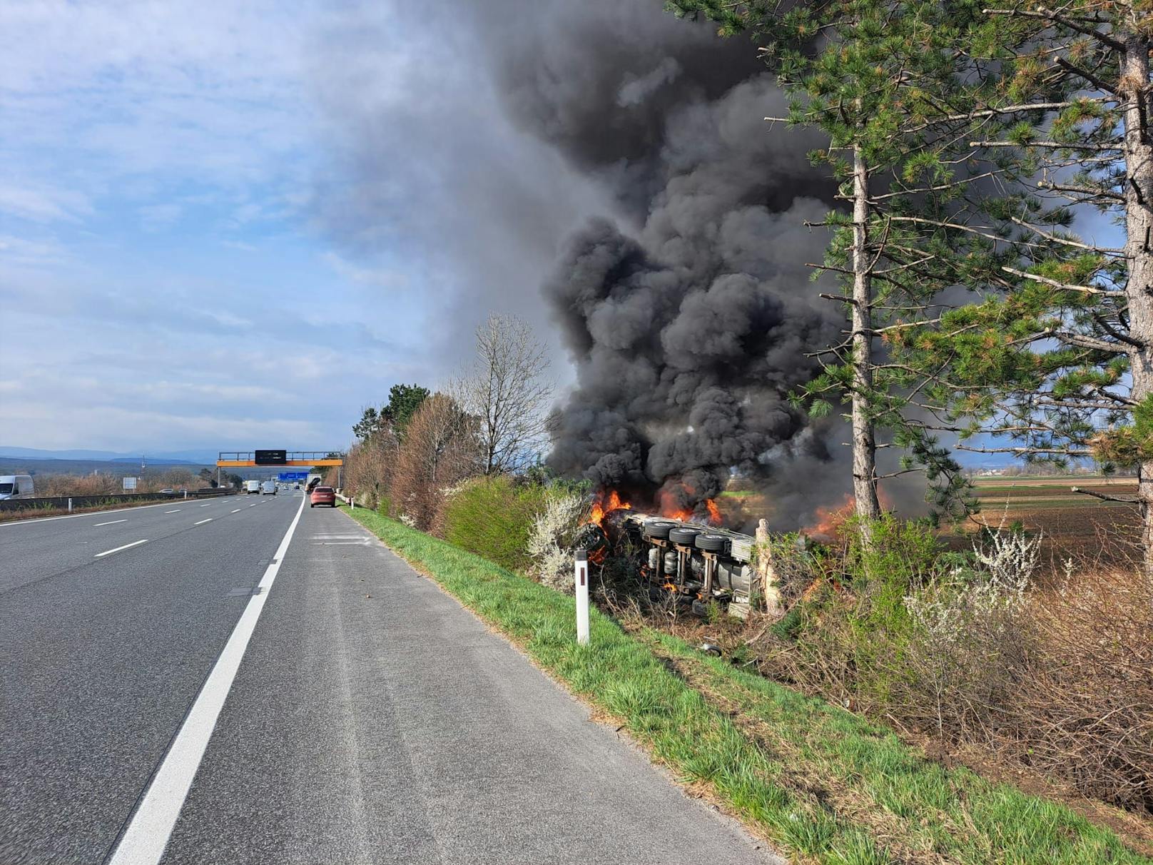 Tankwagen auf der A2 in Flammen