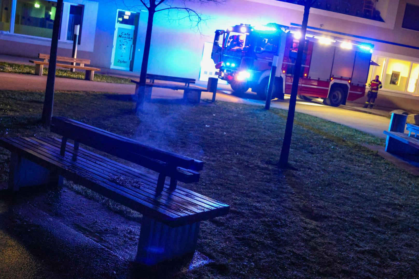 Ein Brand auf einer Parkbank hat am späten Sonntagabend kurz vor Mitternacht für einen Einsatz von Feuerwehr und Polizei in Wels-Lichtenegg gesorgt.