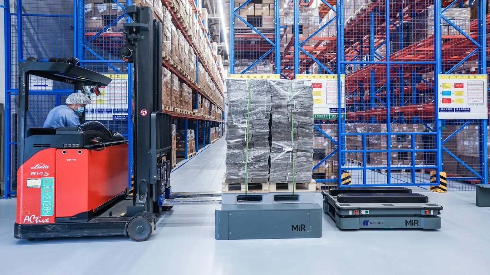 Roboter mit KI helfen Logistik-Branche, Arbeitskräftemangel zu bekämpfen.