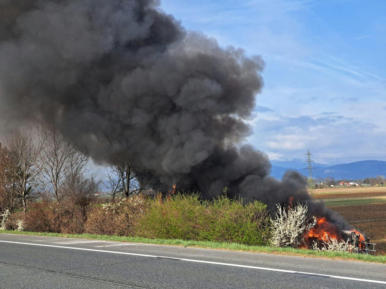 Tankwagen auf der A2 in Flammen