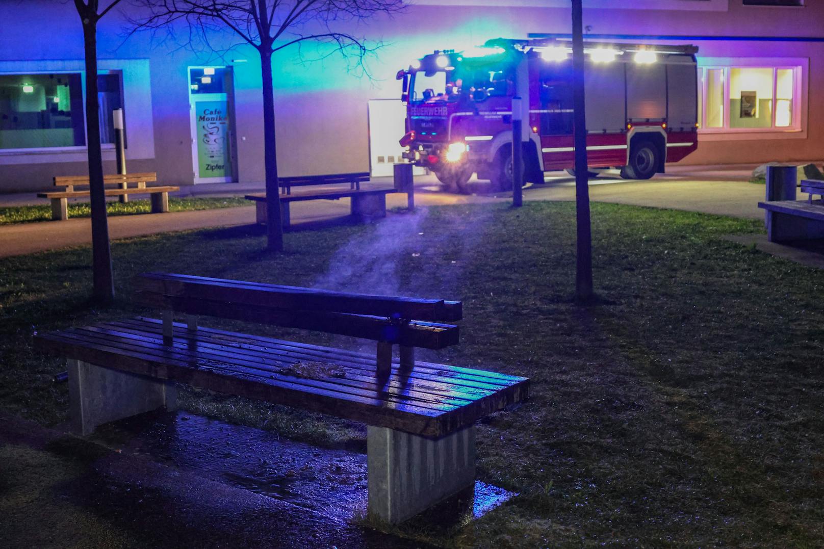 Ein Brand auf einer Parkbank hat am späten Sonntagabend kurz vor Mitternacht für einen Einsatz von Feuerwehr und Polizei in Wels-Lichtenegg gesorgt.