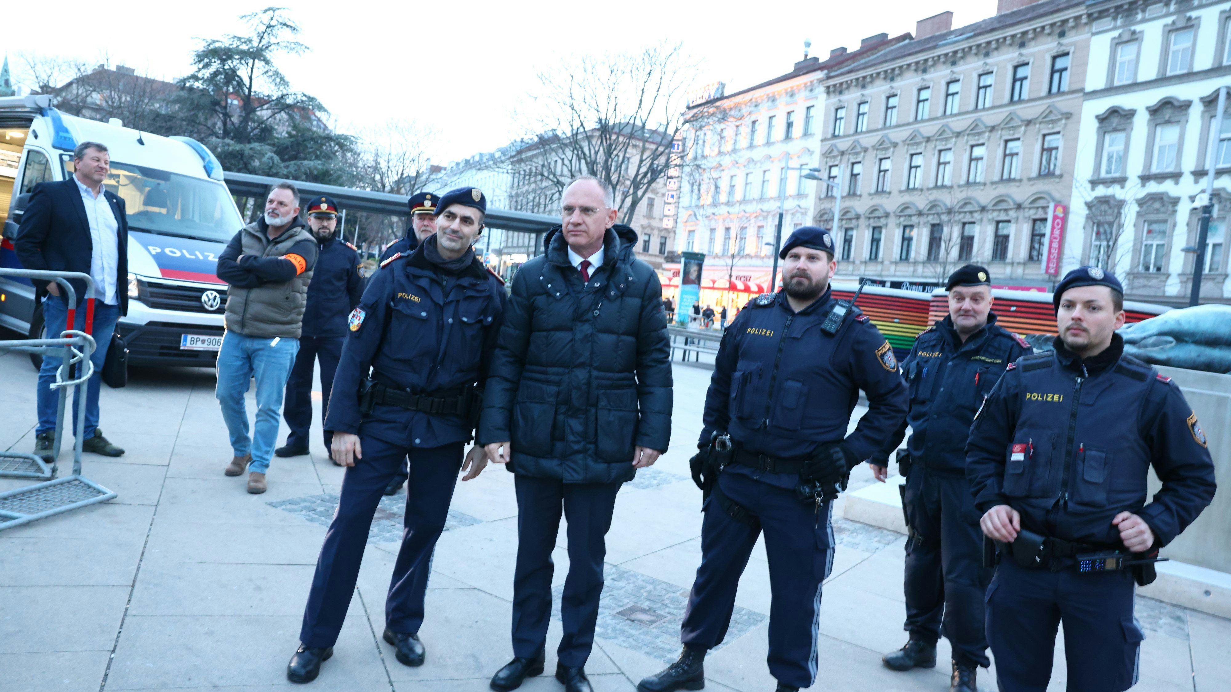 Innenminister Gerhard Karner bei einer Schwerpunktaktion der Polizei am Reumannplatz im Brennpunktbezirk Favoriten am 18. März 2024.