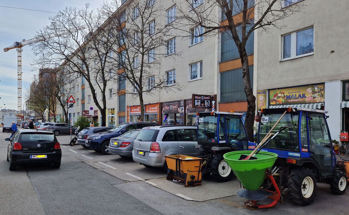Erneut blockieren abgestellte Schneetraktoren der Stadt Wien die Kurzparkzone um den Floridsdorfer Markt.