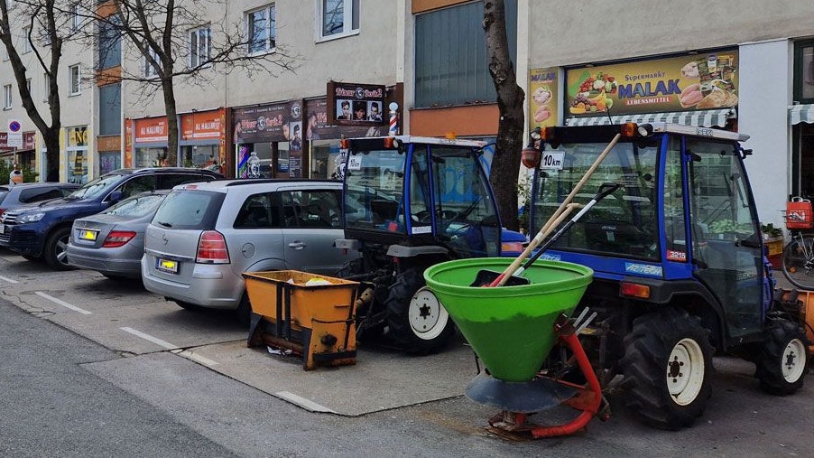 Erneut blockieren abgestellte Schneetraktoren der Stadt Wien die Kurzparkzone um den Floridsdorfer Markt.