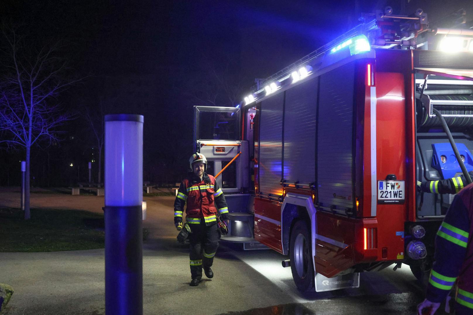 Ein Brand auf einer Parkbank hat am späten Sonntagabend kurz vor Mitternacht für einen Einsatz von Feuerwehr und Polizei in Wels-Lichtenegg gesorgt.