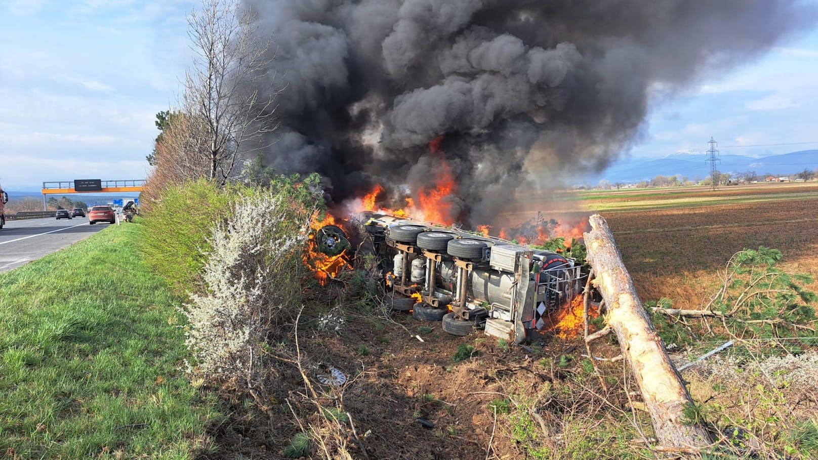 Schwerer Crash – Tankwagen auf der A2 in Flammen