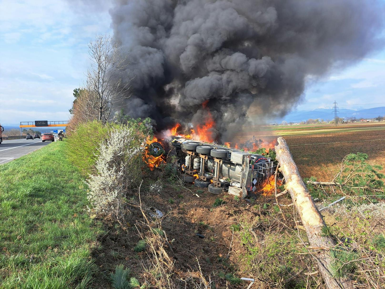 Tankwagen auf der A2 in Flammen