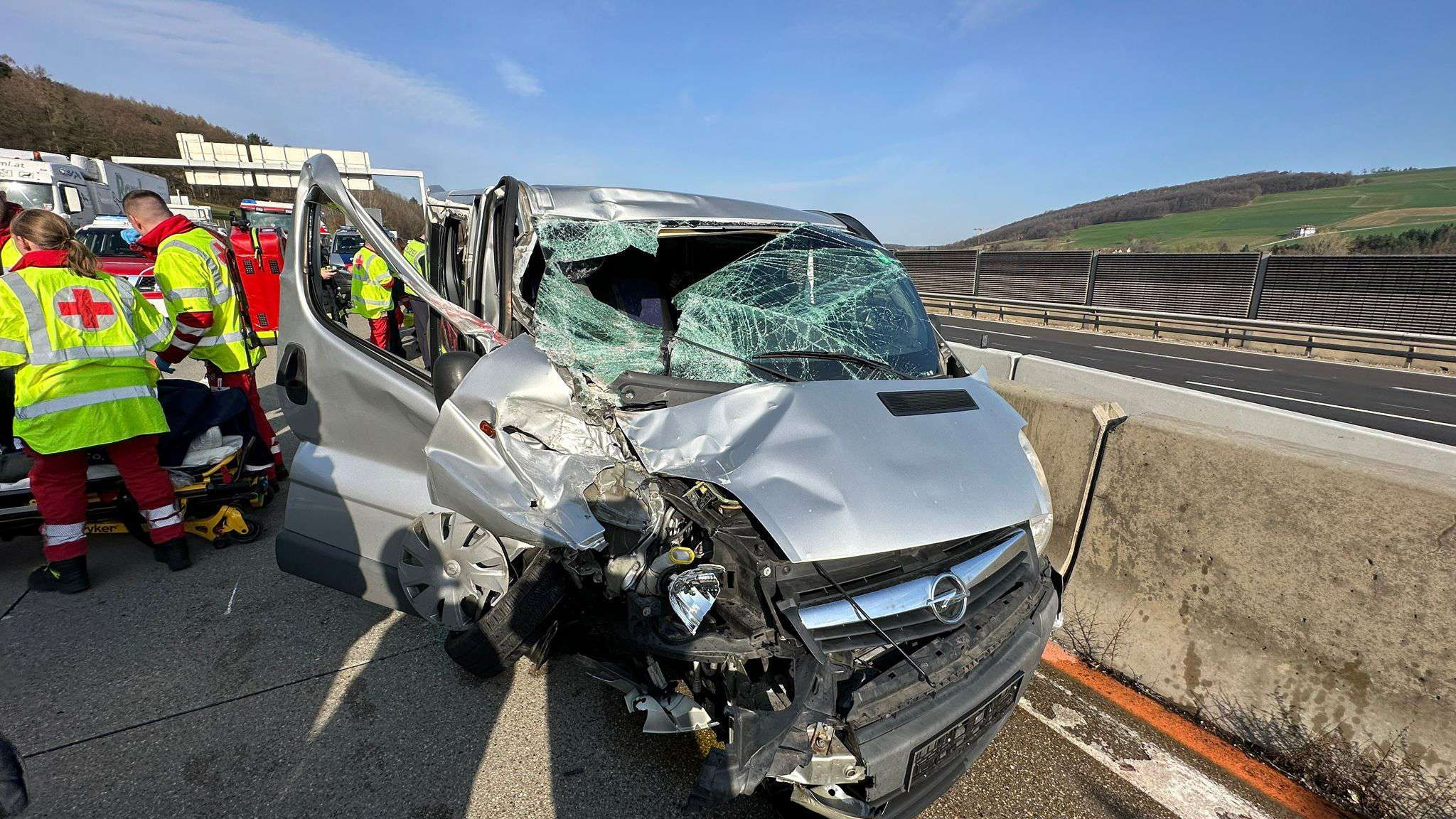 Ein Kleintransporter krachte auf einen Lkw.