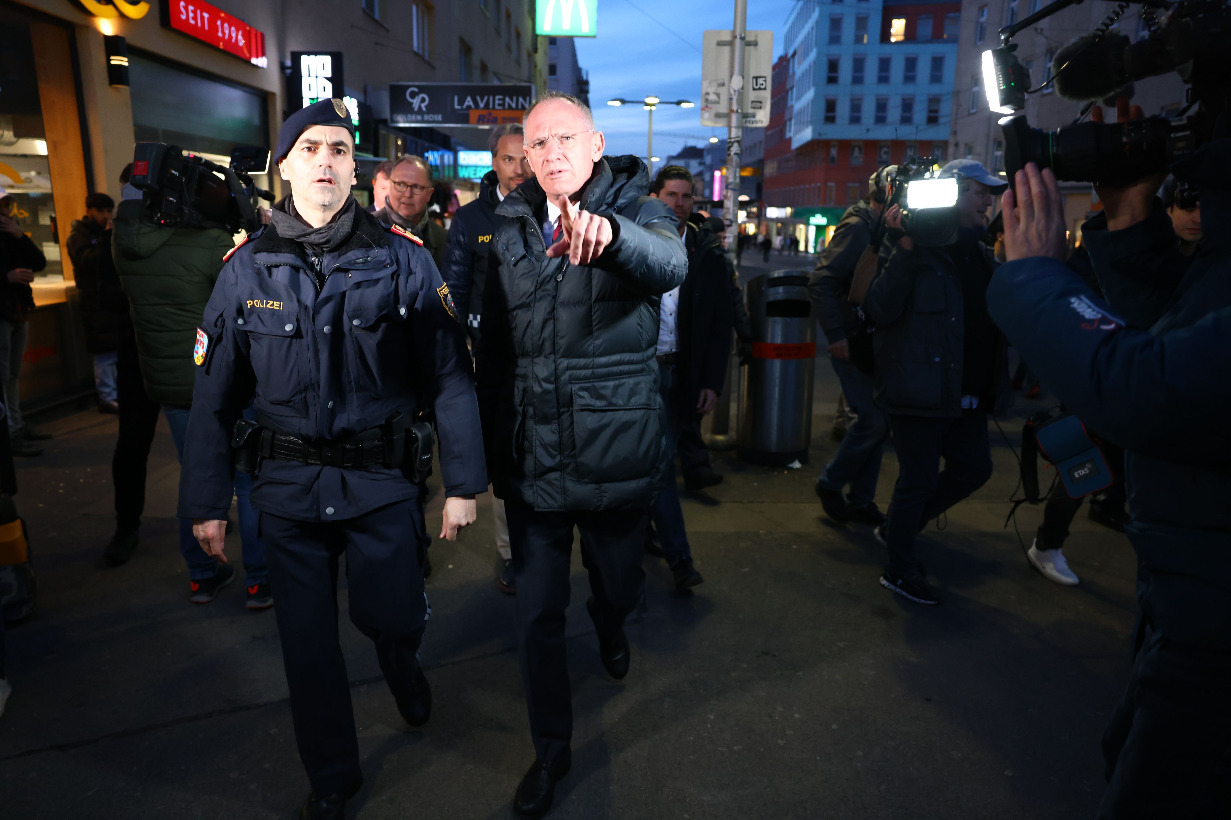 Innenminister Gerhard Karner bei einer Schwerpunktaktion der Polizei am Reumannplatz im Brennpunktbezirk Favoriten am 18. März 2024.