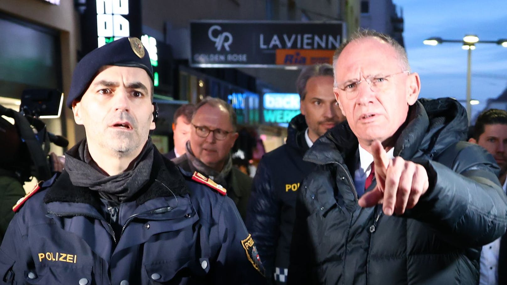 VIDEO: Minister und Polizei greifen in Favoriten durch