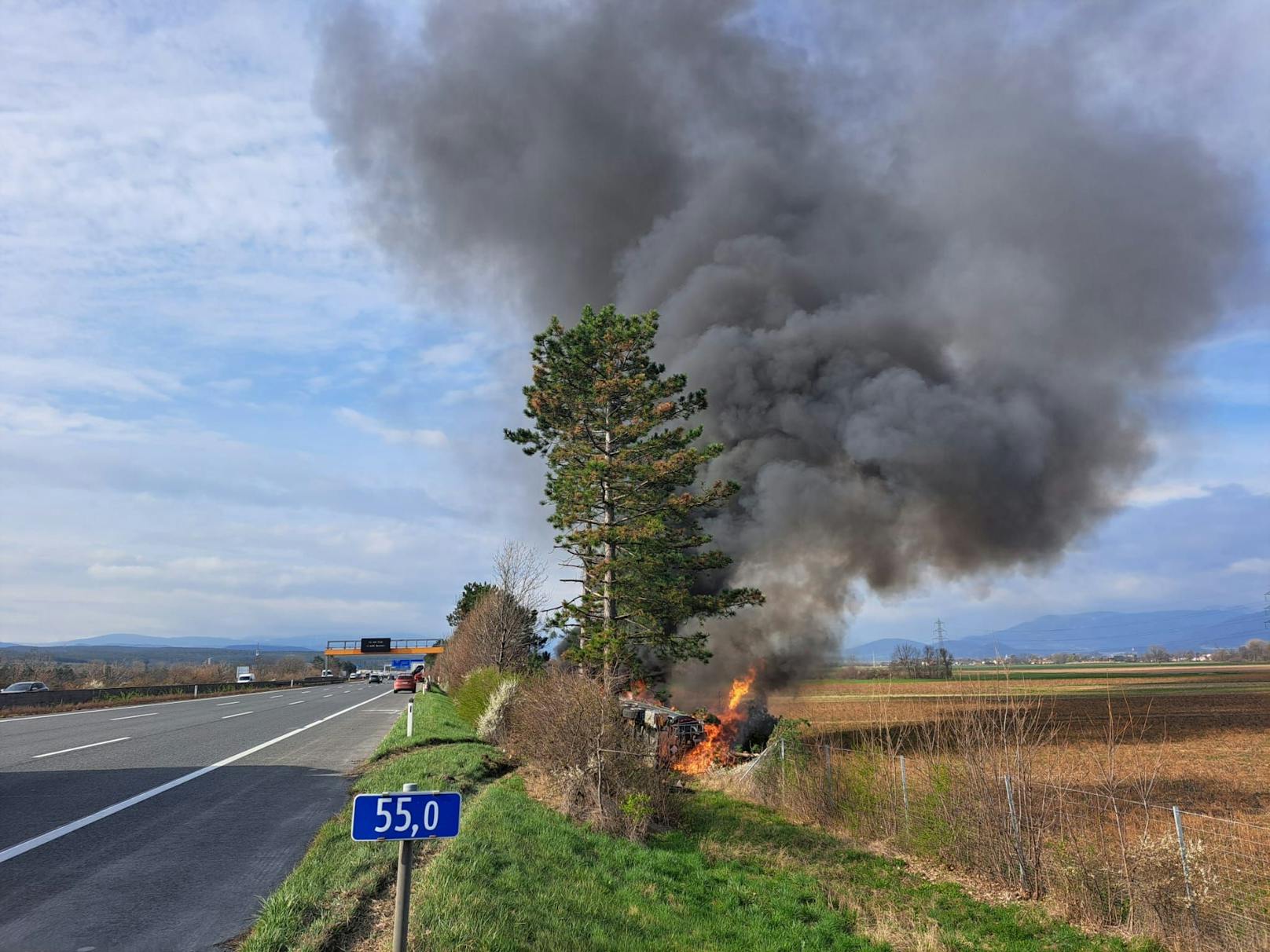 Tankwagen auf der A2 in Flammen