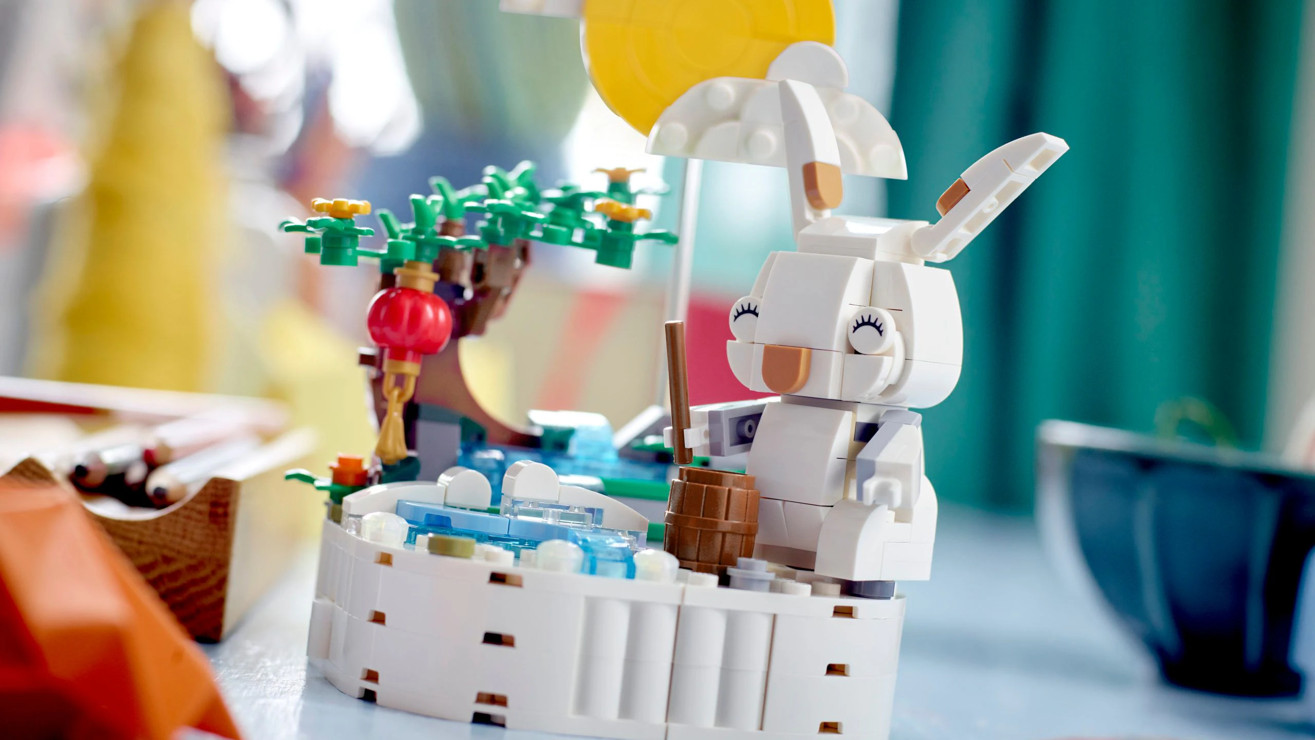 Der LEGO Jadehase im fernöstlichen Gewand zwischen Mondkuchen und Bonsai Baum.