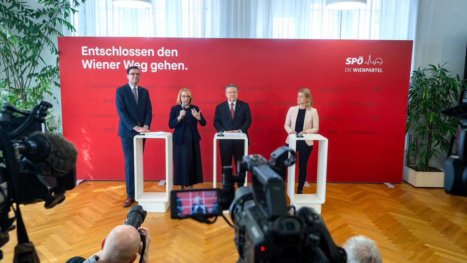 Heinrich Himmer, Doris Bures und Bürgermeister Michael Ludwig bei der Präsentation der Wiener Liste für die Nationalratswahl 2024.