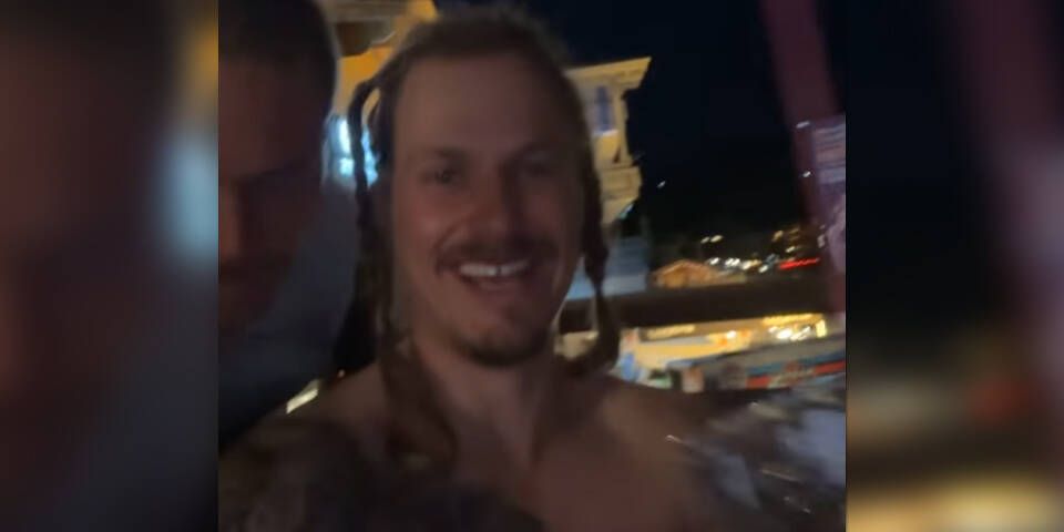 Feller mit neuem Look bei der Party.