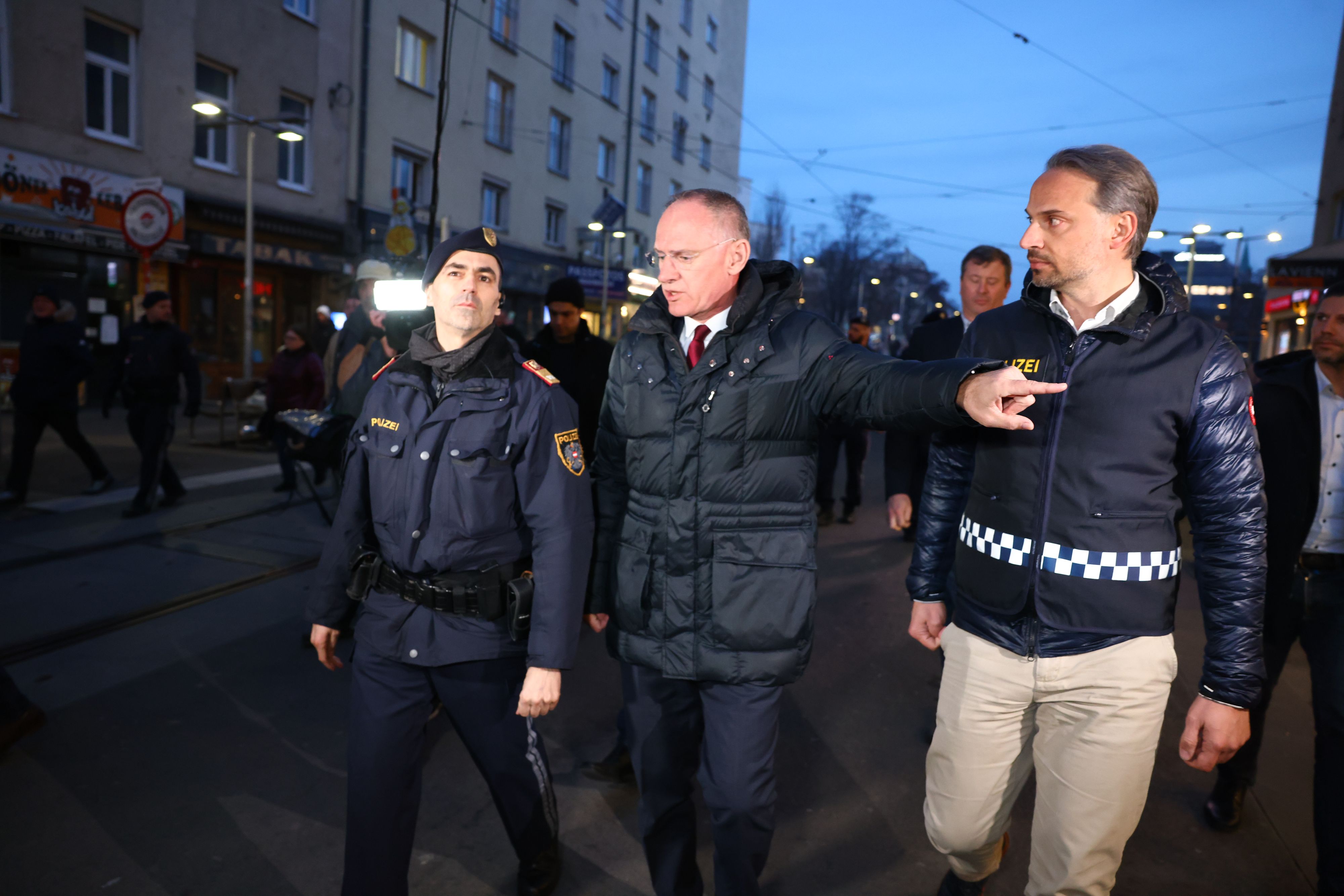 Innenminister Gerhard Karner bei einer Schwerpunktaktion der Polizei am Reumannplatz – nun gibt es Konsequenzen.