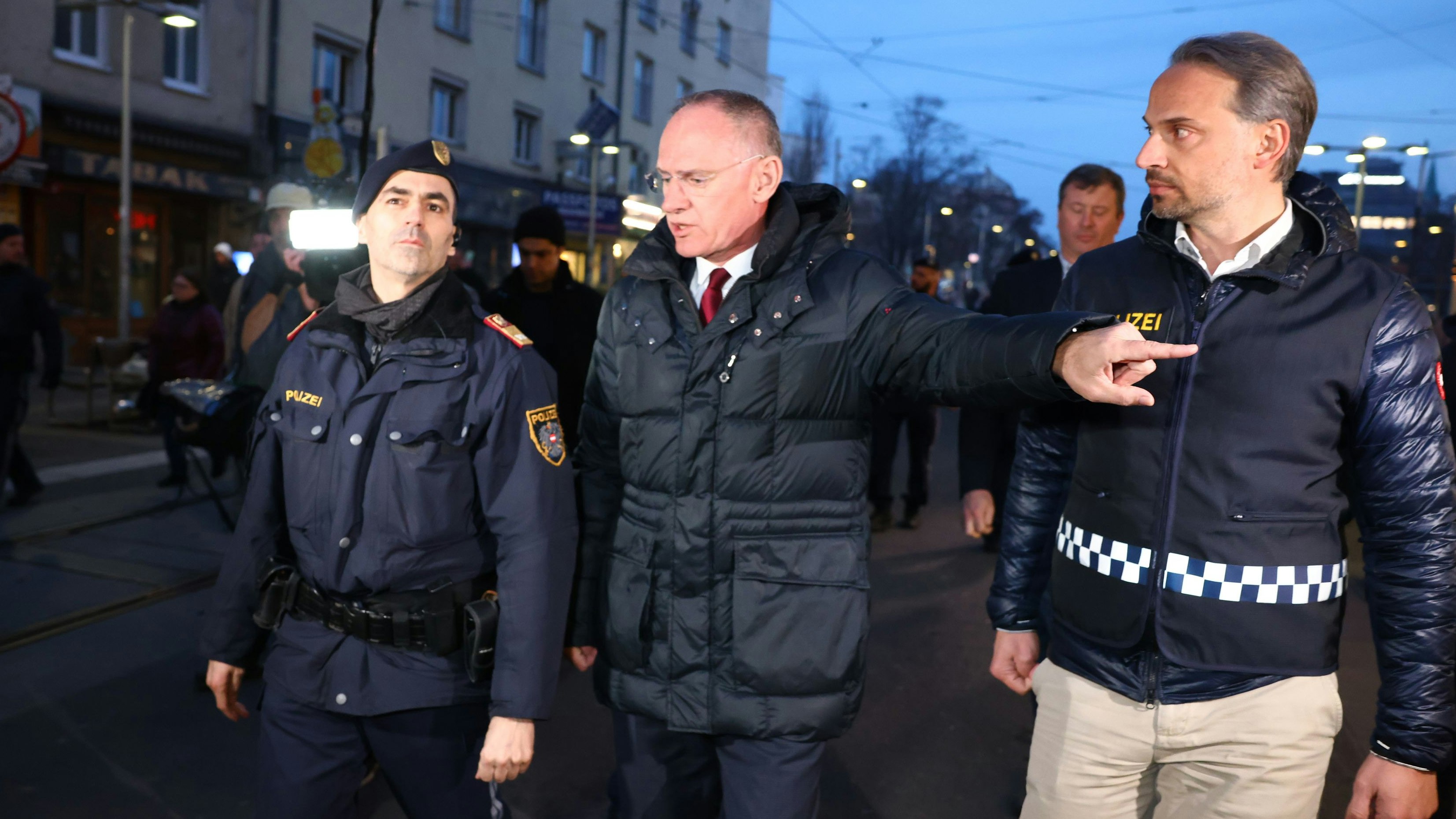 Innenminister Gerhard Karner bei einer Schwerpunktaktion der Polizei am Reumannplatz im Brennpunktbezirk Favoriten am 18. März 2024.