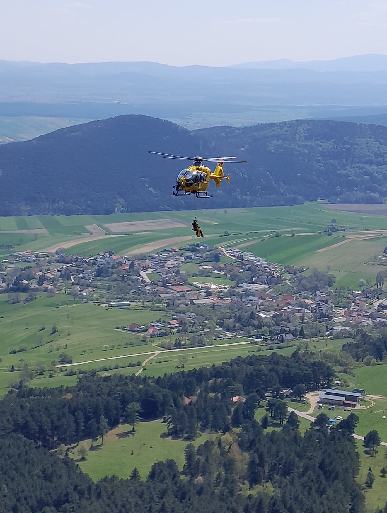 Die verletzte Frau wurde vom Notarzthubschrauber mittels Tau geborgen und in das Landesklinikum Wr. Neustadt geflogen. (Symbilbild)