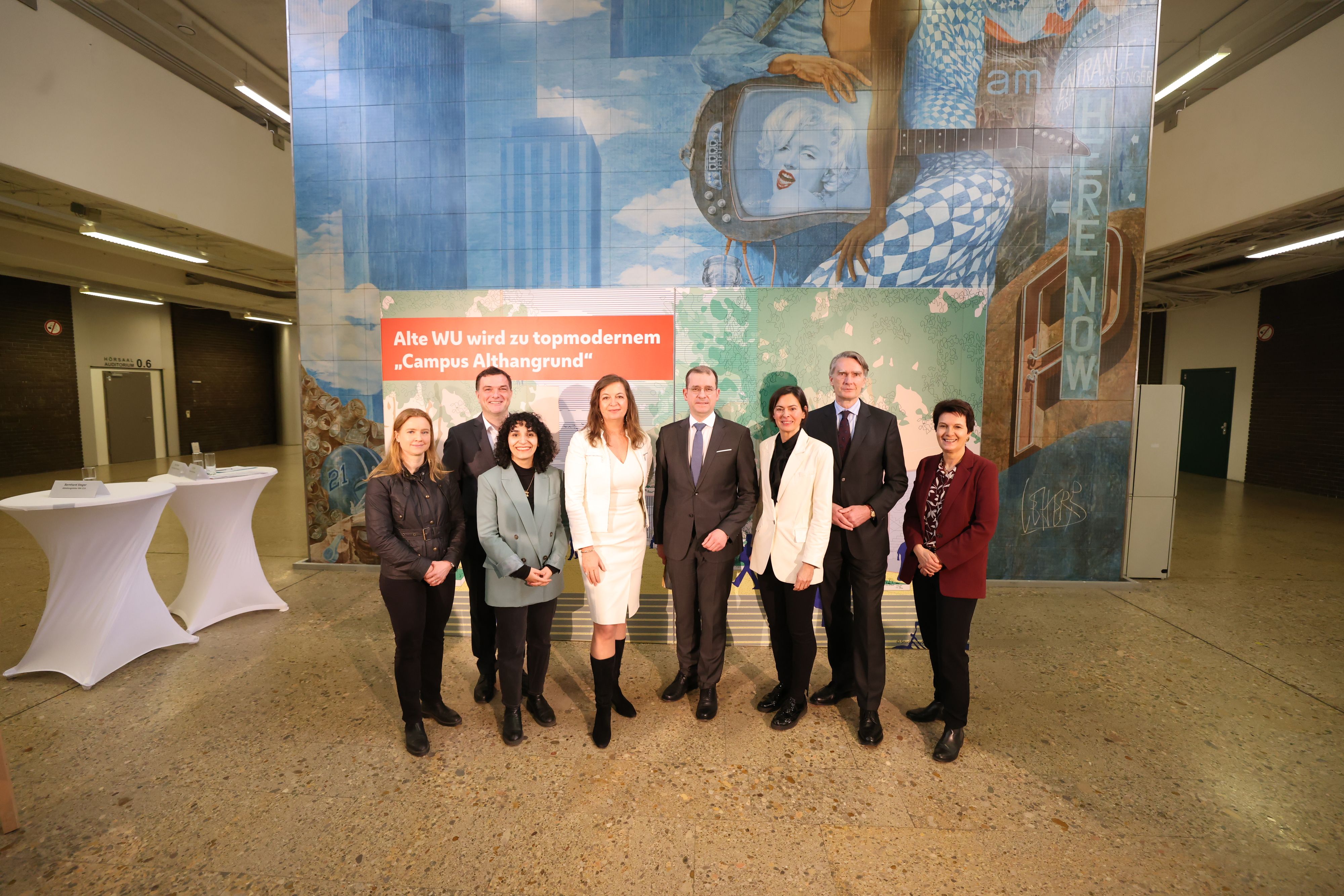 NEOS Wien Mobilitätsprecherin Angelika Pipal-Leixner, MA21-Leiter Bernhard Steger, Alsergrunds Bezirksvorsteherin Saya Ahmad, Planungsstadträtin Ulli Sima (SPÖ) Bundesimmobiliengesellschafts-CEO Hans-Peter Weiss, ÖBB-Infrastruktur Vorständin Silvia Angelo, Uni Wien-Rektor Sebastian Schütze und BOKU-Rektorin Eva Schulev-Steindl (v.l.) bei der Präsentation des neuen Campus Althangrund.&nbsp;