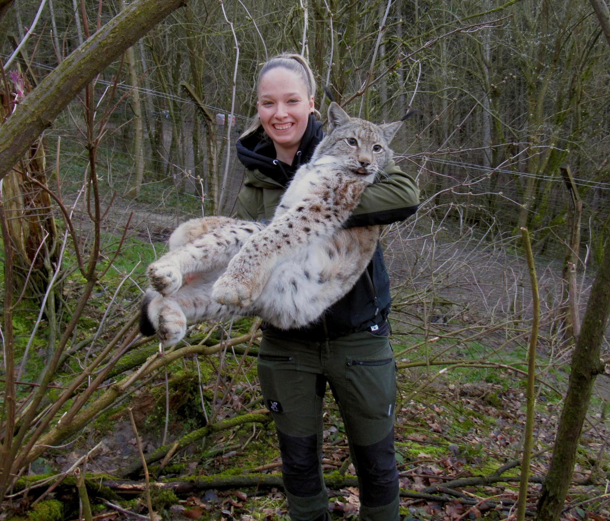 Tierpflegerin Saskia Plachy mit der 