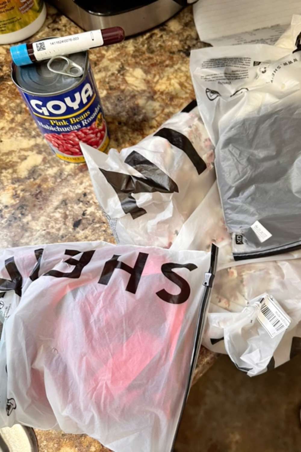 Anna Elliott fand in ihrem Shein-Paket eine Blutprobe und eine Bohnendose.