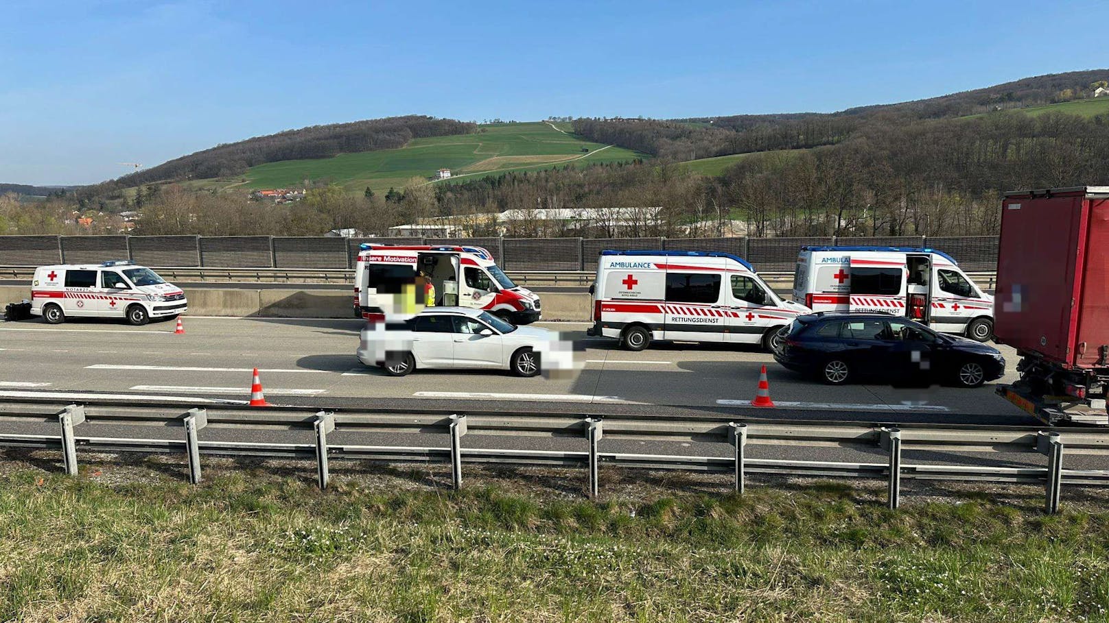 Zahlreiche Einsatzkräfte wurden alarmiert.