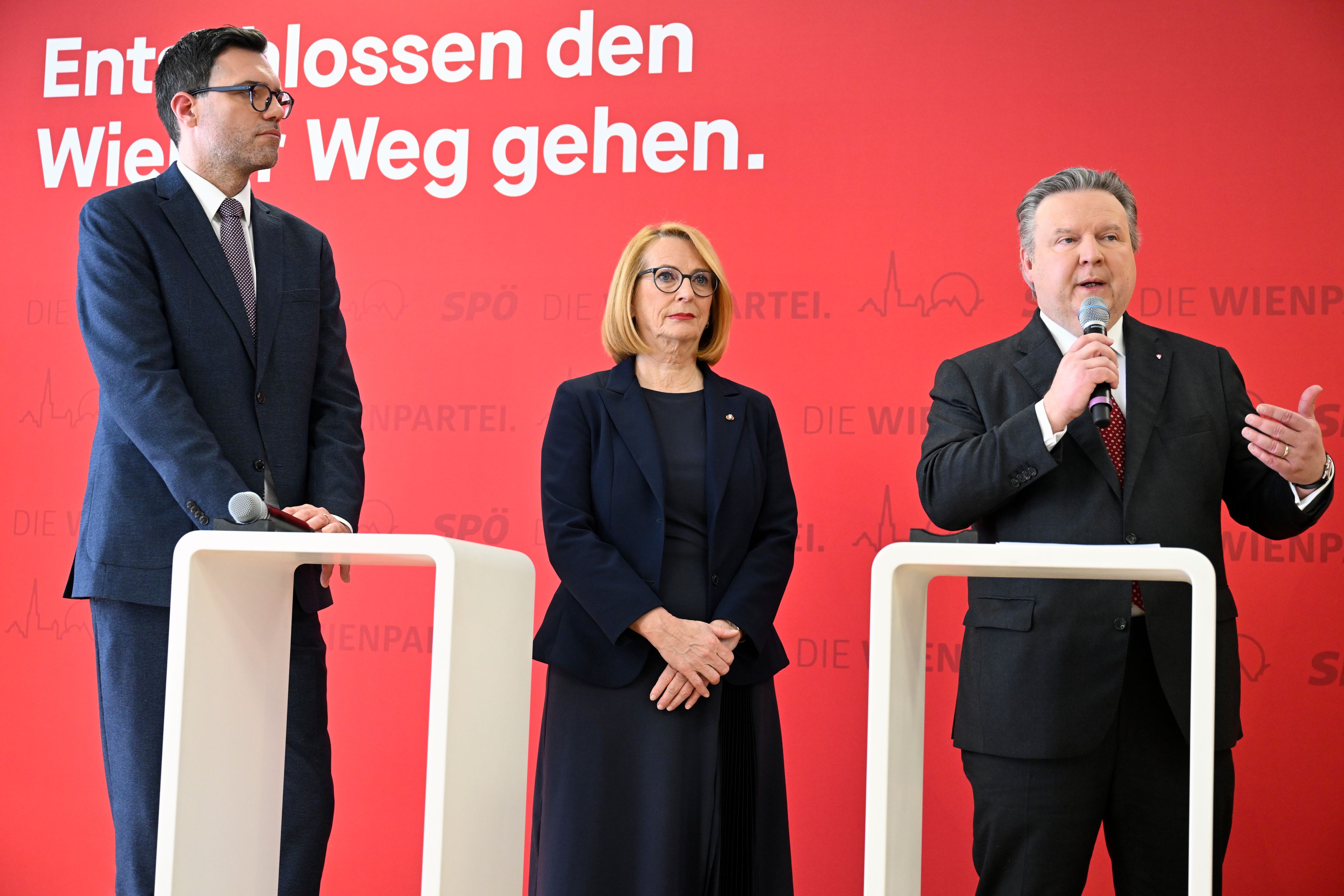 &nbsp;(v.l.n.r.) Bildungsdirektor Heinrich Himmer (SPÖ), die Zweite Nationalratspräsidentin Doris Bures (SPÖ) und Bürgermeister Michael Ludwig (SPÖ) bei der Präsentation des&nbsp;Wiener Kandidatenteams für die Nationalratswahl 2024