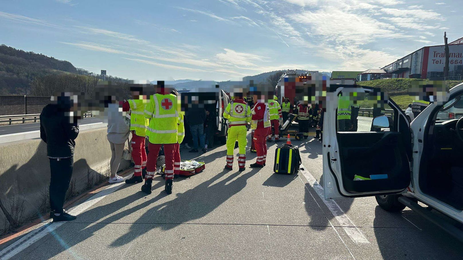 Mehrere Verletzte nach schwerem Unfall auf der A1.