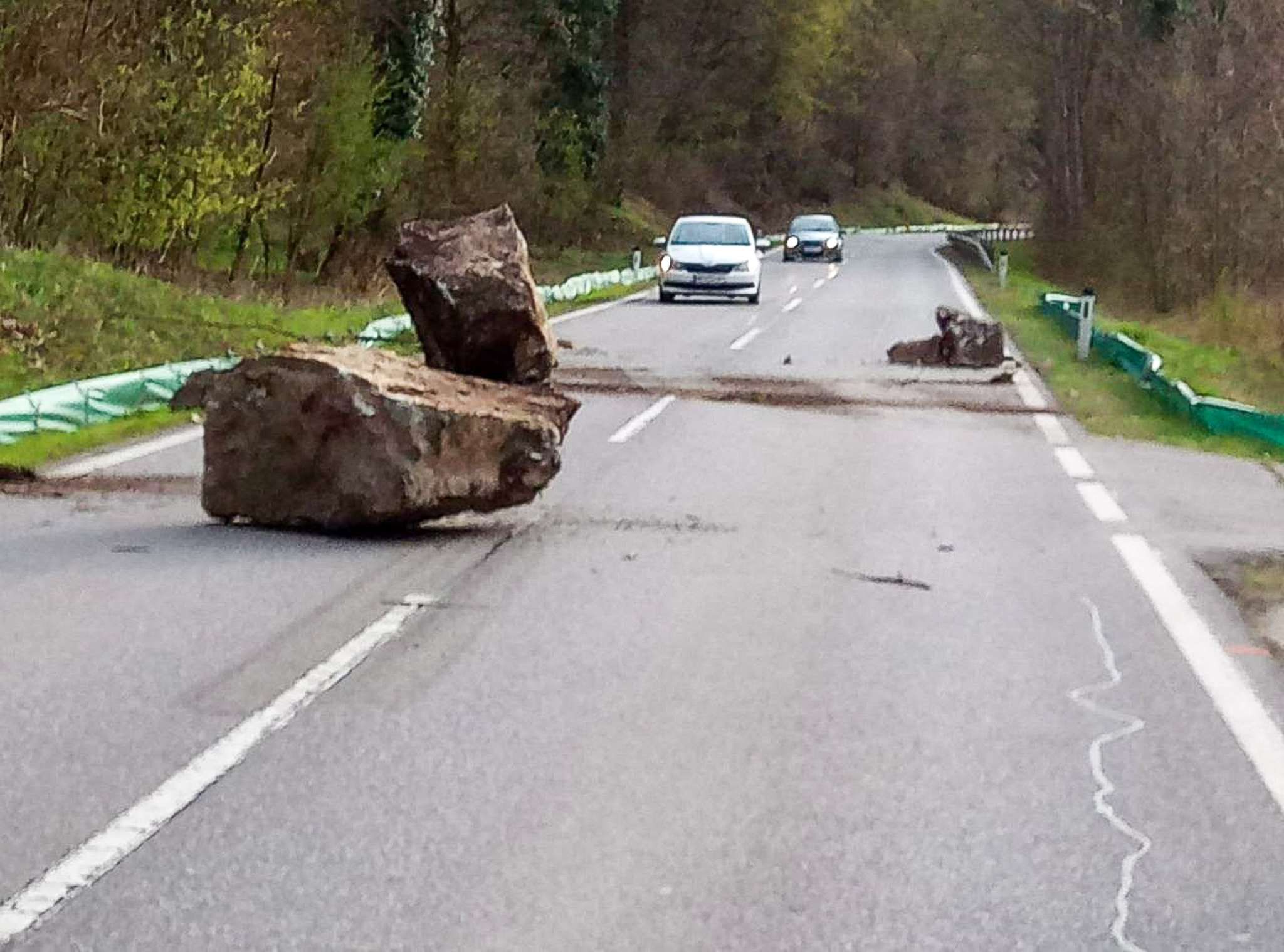 Felssturz! Riesige Felsbrocken Stürzten Auf Straße | Heute.at