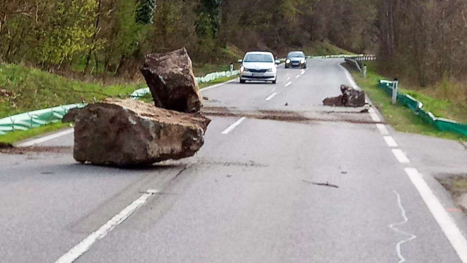 Felssturz! Riesige Felsbrocken stürzten auf Straße