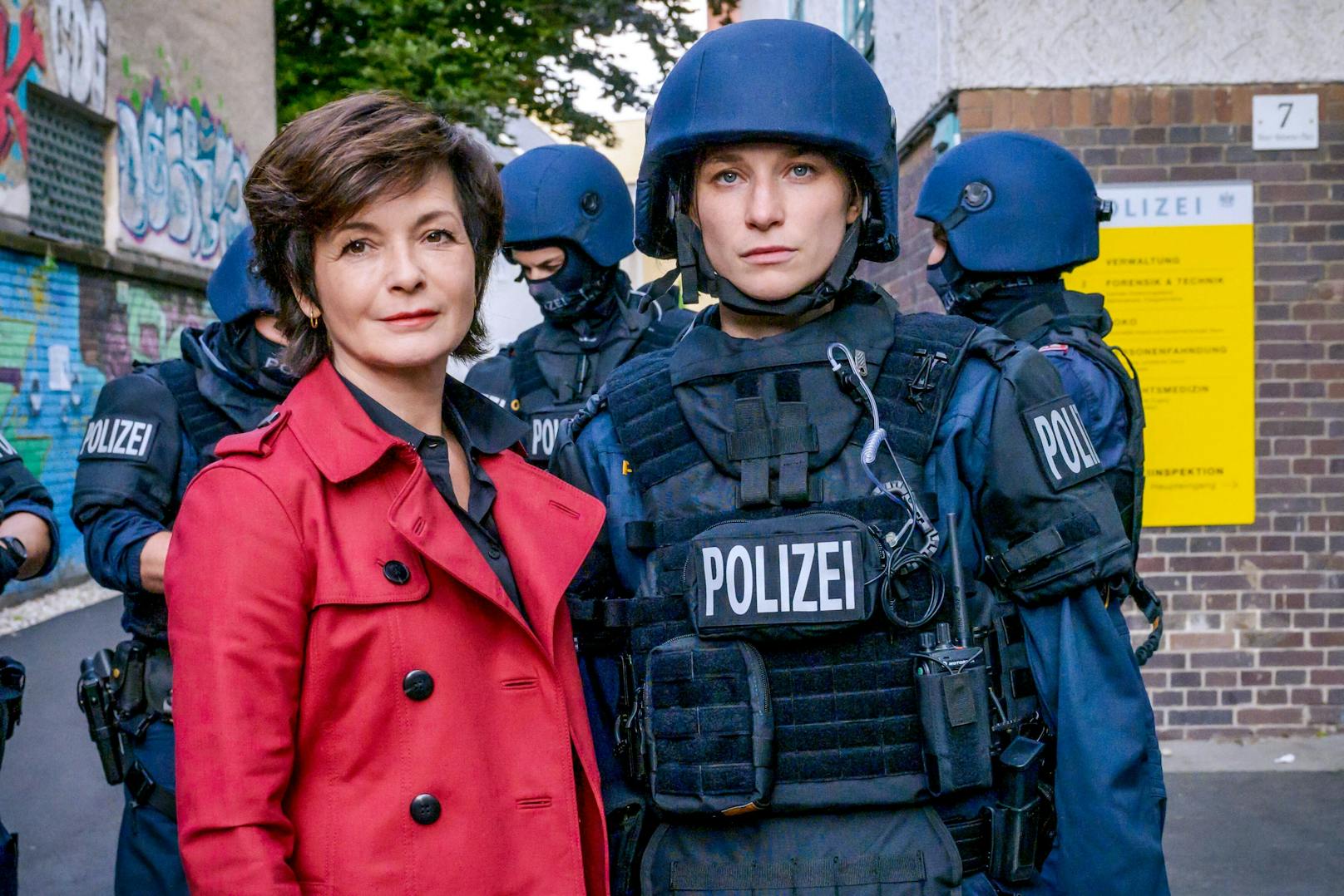 Joe sucht sich auch Unterstützung bei den jungen Polizisten, wie Vicky.