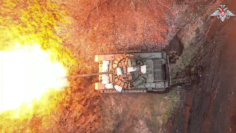 Ein russischer <strong>T-72B3</strong> im Kampfeinsatz in der Ukraine – dieser Panzer aus den 1970er Jahren wurden offenbar mit Sandsäcken modernisiert.