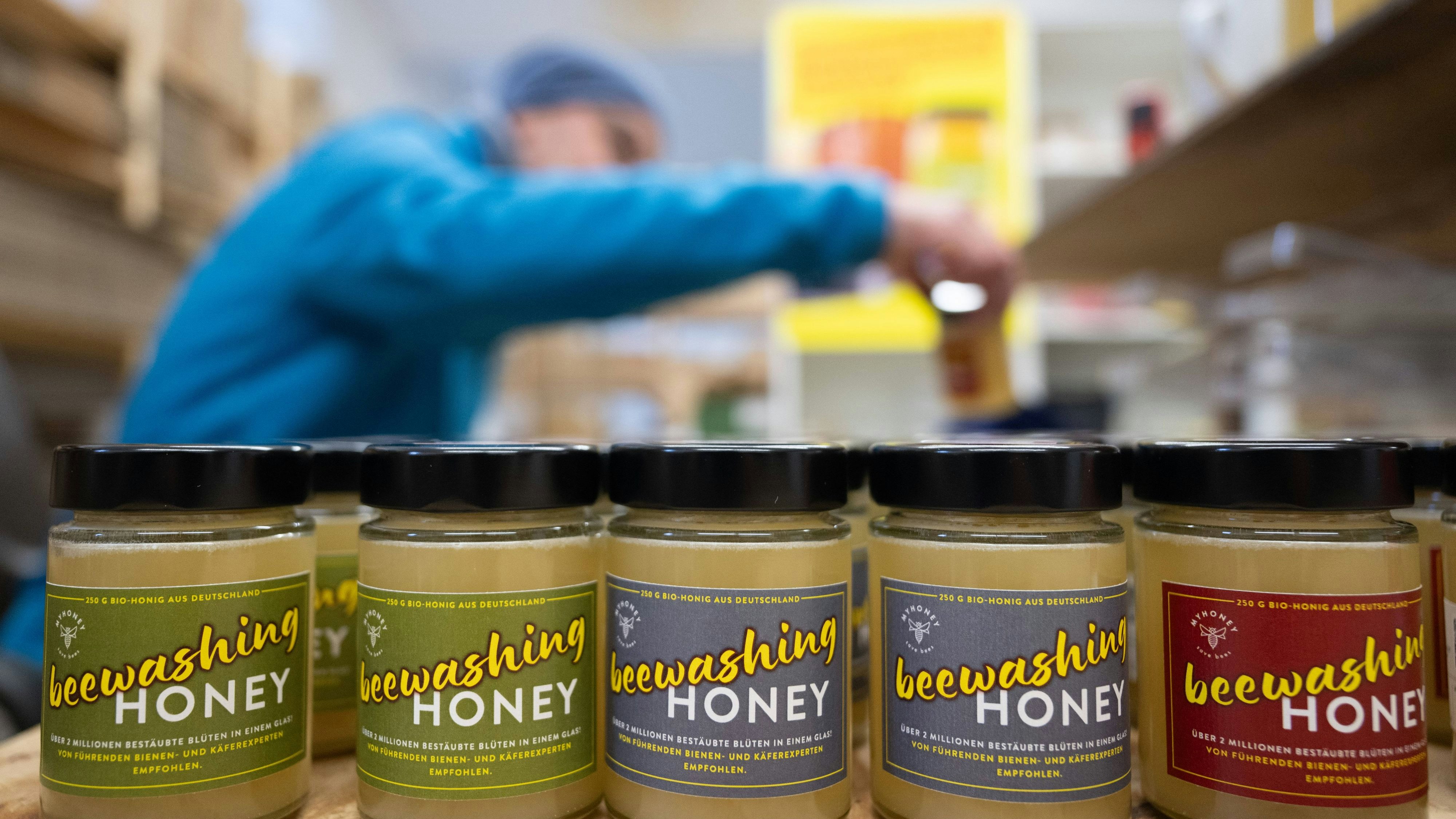 "Beewashing Honey": Imker Rico Heinzig liefert sich einen Gerichtsstreit mit TV-Moderator Jan Böhmermann