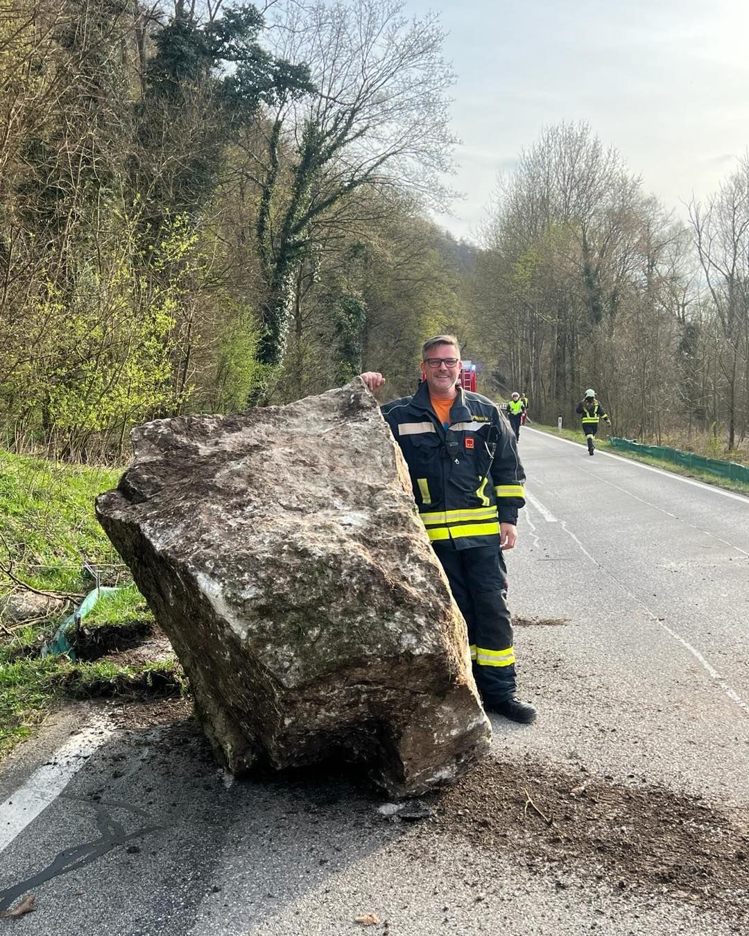 Größenvergleich: Feuerwehrkommandant Markus Kaufmann und der riesige Felsbrocken.