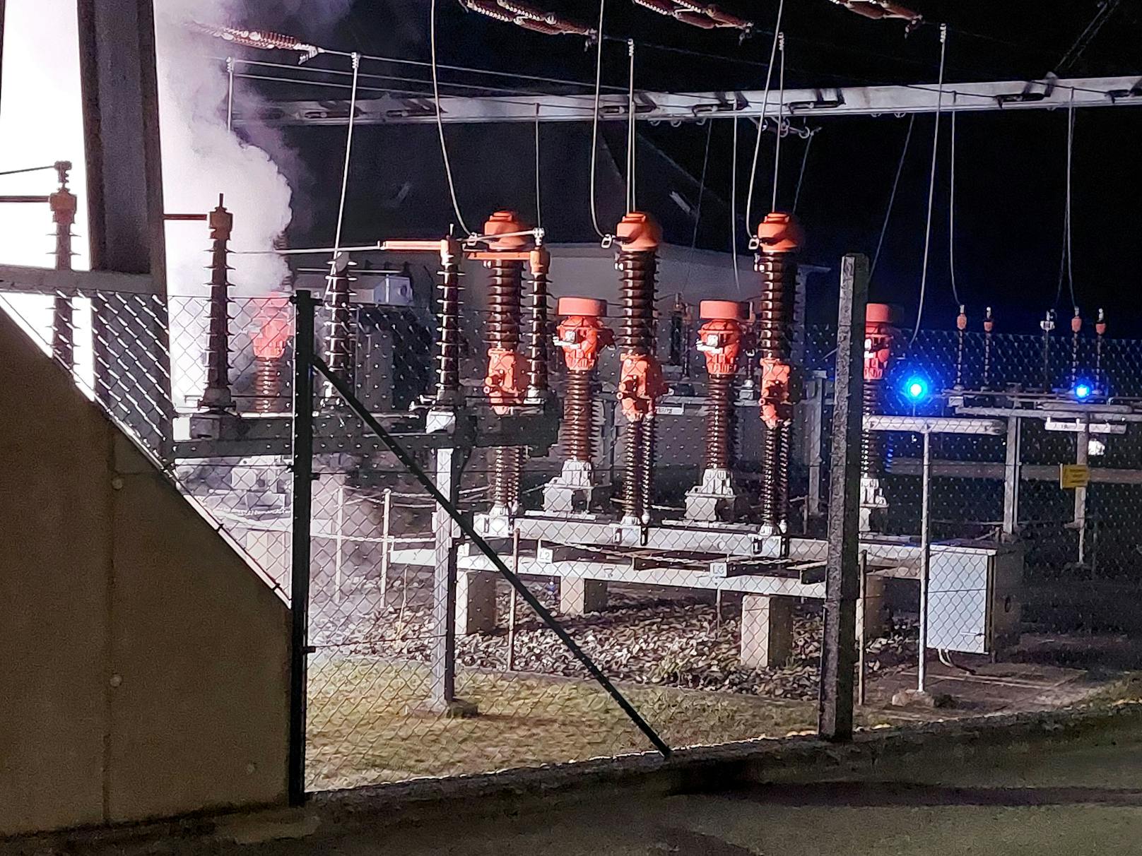 Ein Stück des Isolators einer 110-kVA-Leitung brach am Gelände des Umspannwerkes ab.