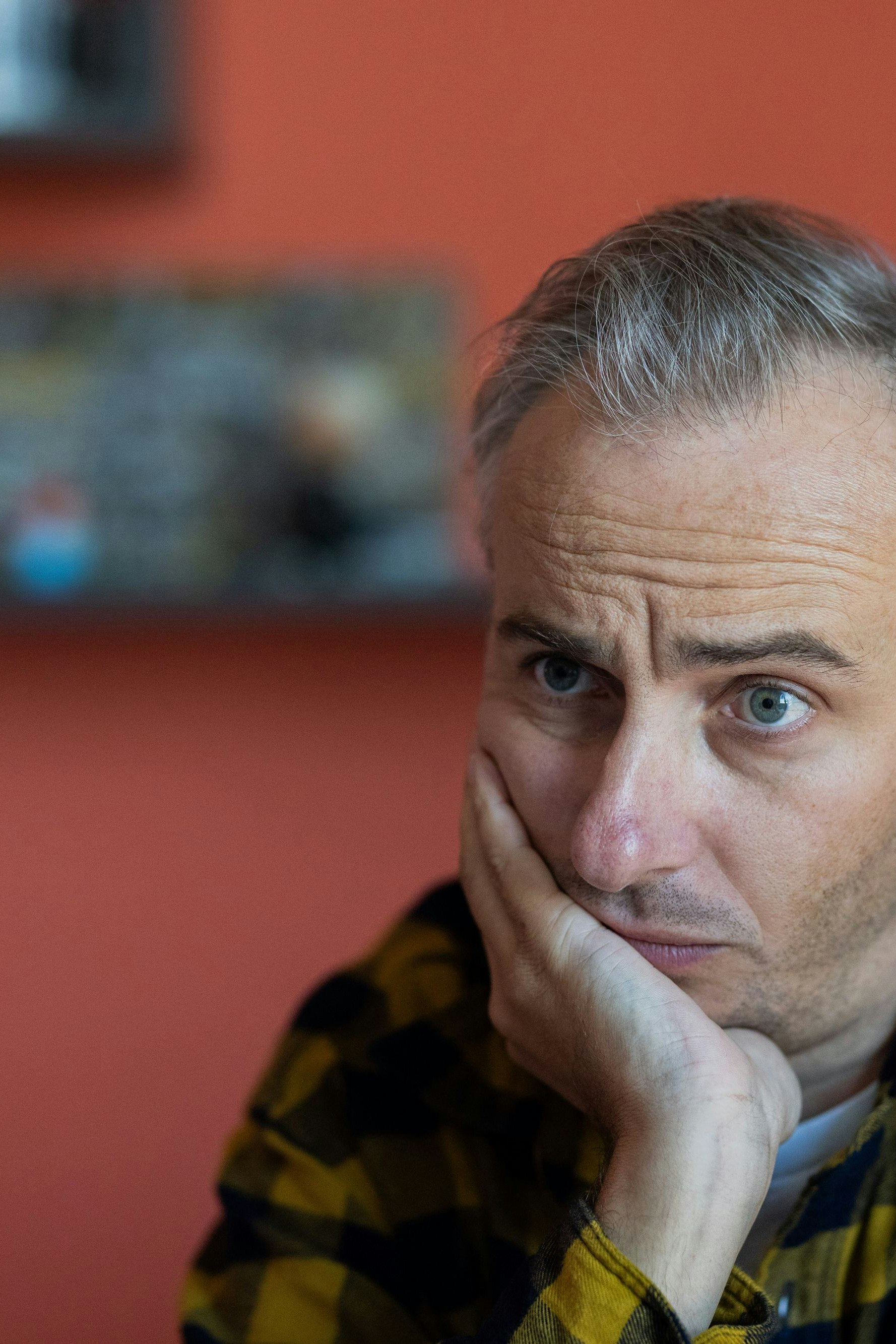 TV-Moderator Jan Böhmermann verklagt einen Bienenzüchter, weil der mit seinem Gesicht Werbung macht