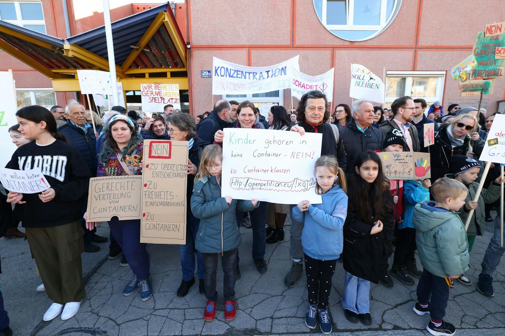 "Kinder gehören in keine Container" – der Elternverein der Volksschule sammelt Unterschriften für eine Petition gegen die Errichtung der Containerklassen.