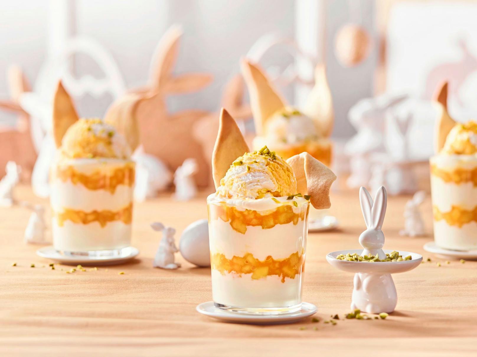 Fruchtig-frisches Oster-Schicht-Dessert mit der neuen Eissorte "Mango-Maracuja Joghurt" von Cremissimo.