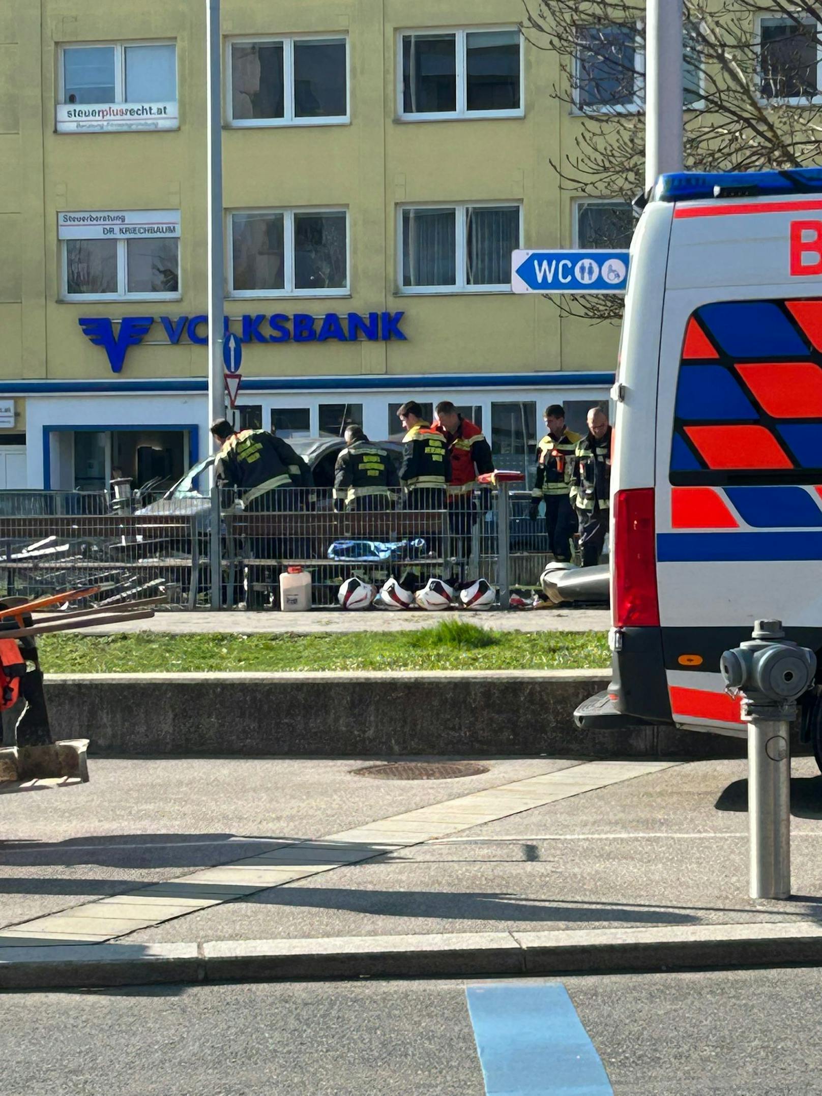 Schwerer Verkehrsunfall in Wien-Liesing. Ein Nissan Note raste in eine Hundezone.