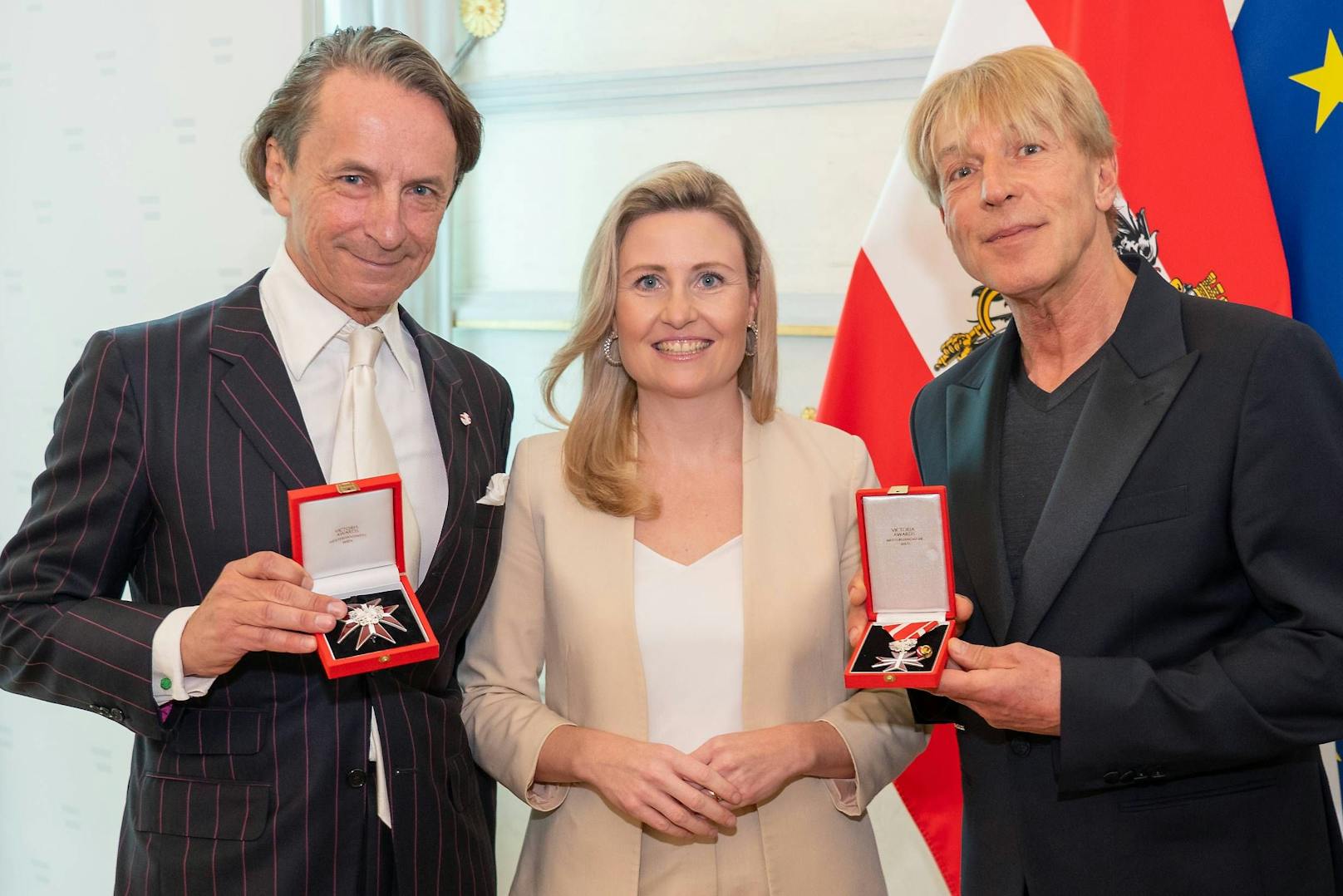 Christian Rainer  und Dominic Heinzl wurden Ehrenzeichen von Medienministerin Susanne Raab verliehen.