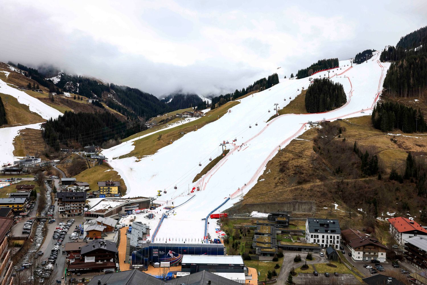 Ein zartes, weißes Band liegt in Saalbach