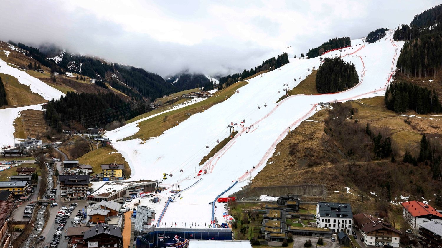 Ein zartes, weißes Band liegt in Saalbach