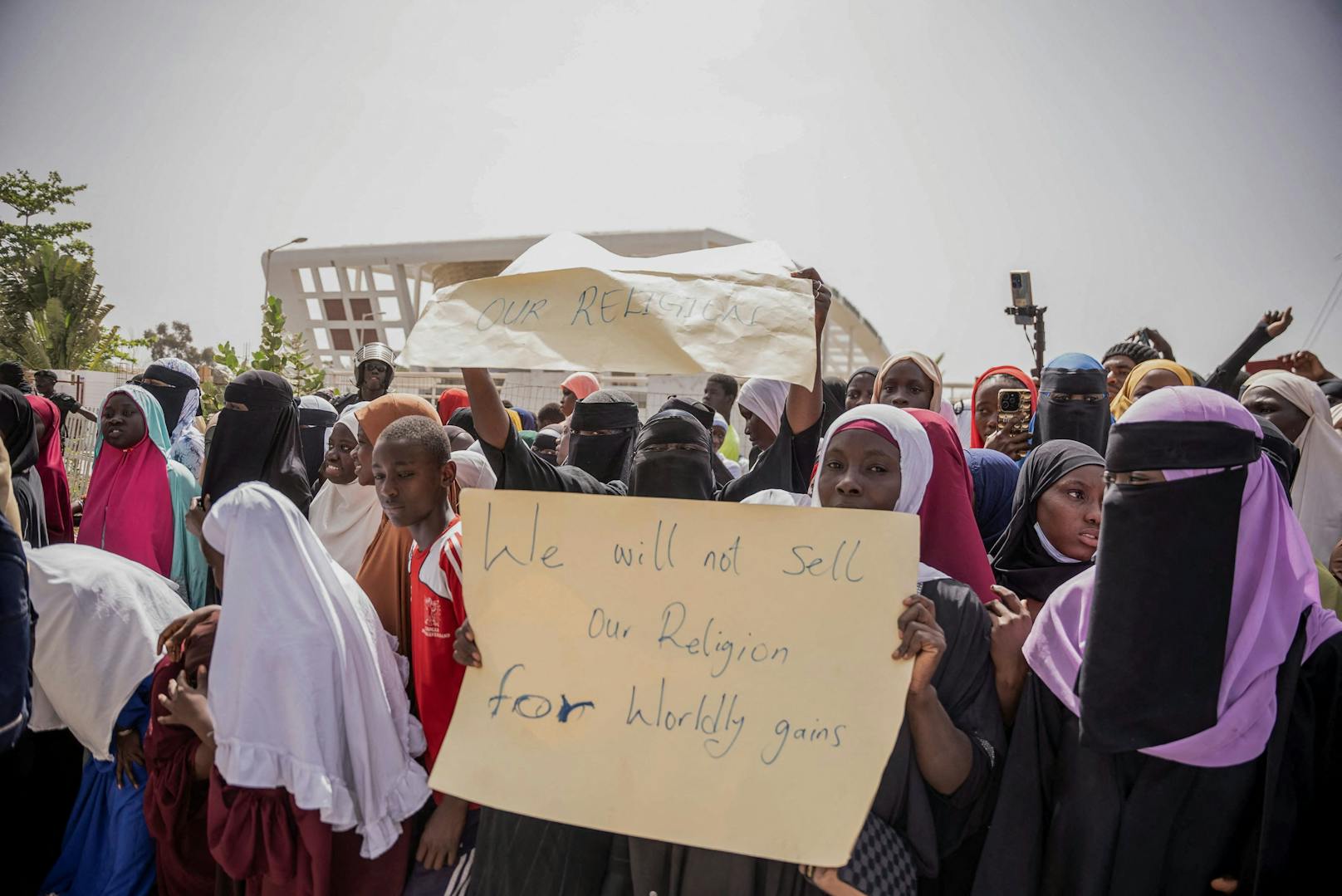 Im Gambia wird derzeit über die Wiedereinführung weiblicher Genitalverstümmelung diskutiert. Zahlreiche Menschen gehen zu diesem Anlass auf die Straßen von Banjul.