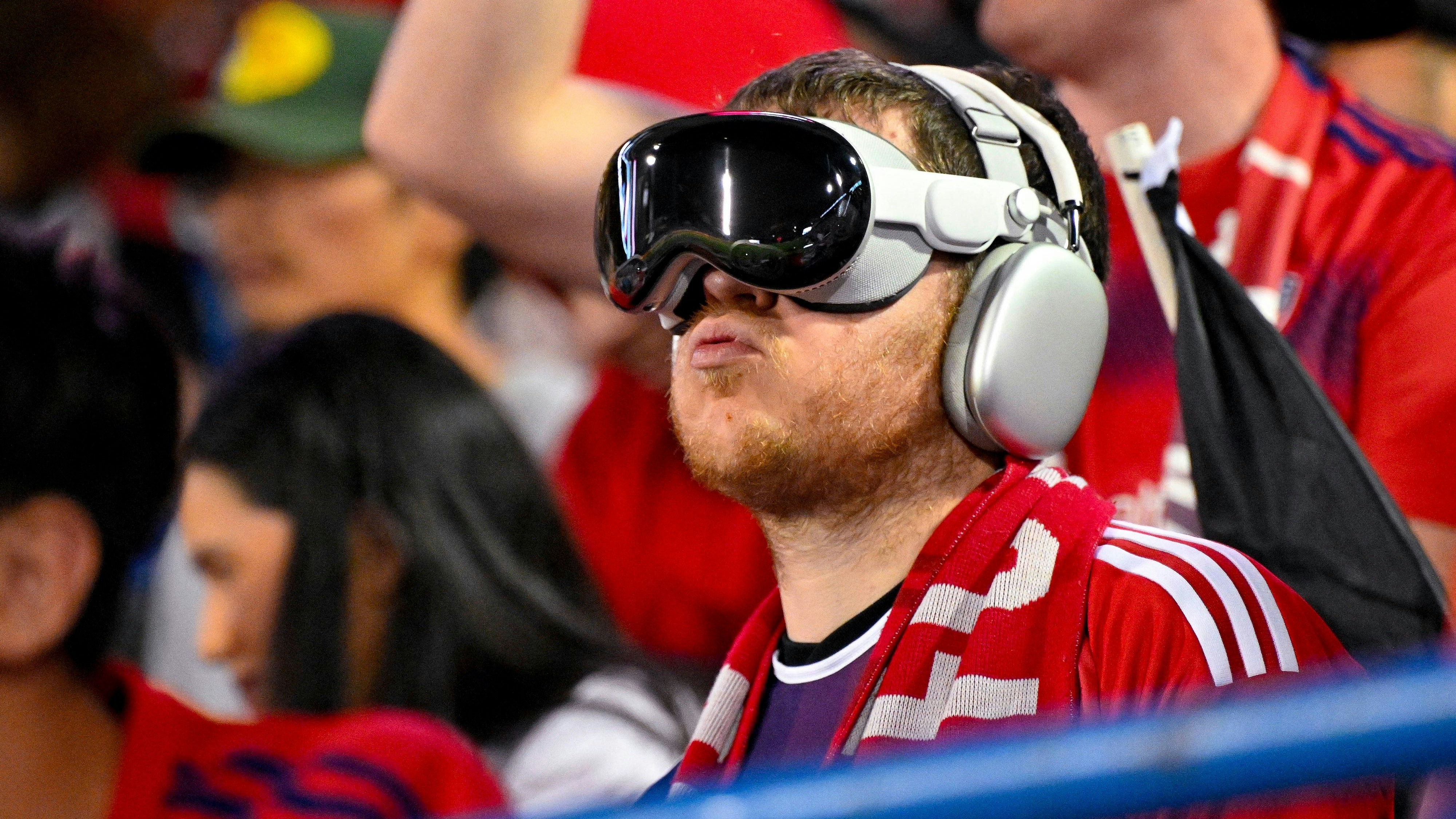 Die "Vision Pro" von Apple, verwendet beim Match FC Dallas gegen CF Montreal im Toyota Stadium, Frisco, Texas