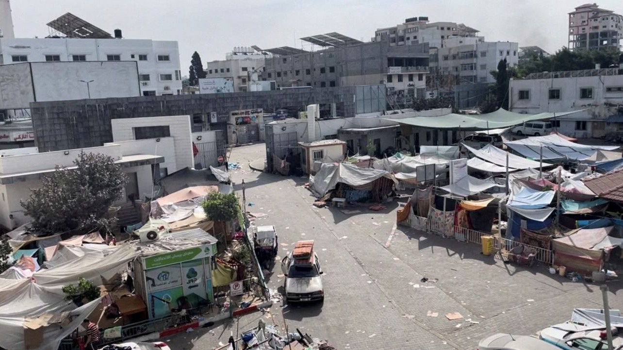Tents and shelters used by displaced Palestinians stand at the yard of Al Shifa hospital during the Israeli ground operation around the hospital, in Gaza City November 12, 2023. Ahmed El Mokhallalati/via REUTERS  THIS IMAGE HAS BEEN SUPPLIED BY A THIRD PARTY.