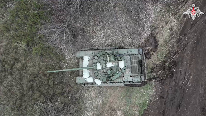 Dabei gehört der T-72B3 mit zu den moderneren Geräten, die aufs Schlachtfeld geworfen werden. Die Nachrüstung auf diese Version läuft seit 2011.