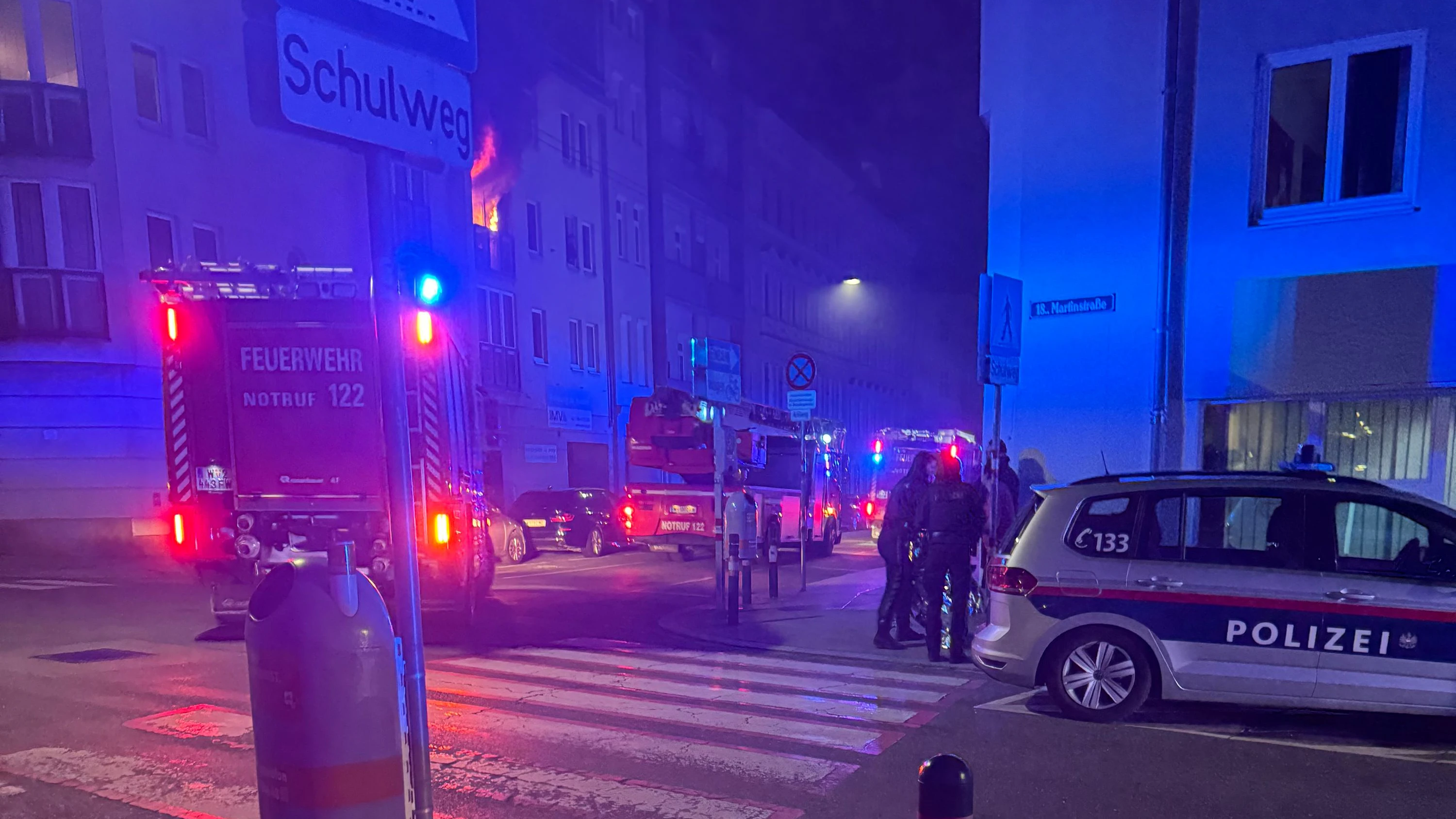 Nächtlicher Großeinsatz für die Berufsfeuerwehr in Wien-Währing